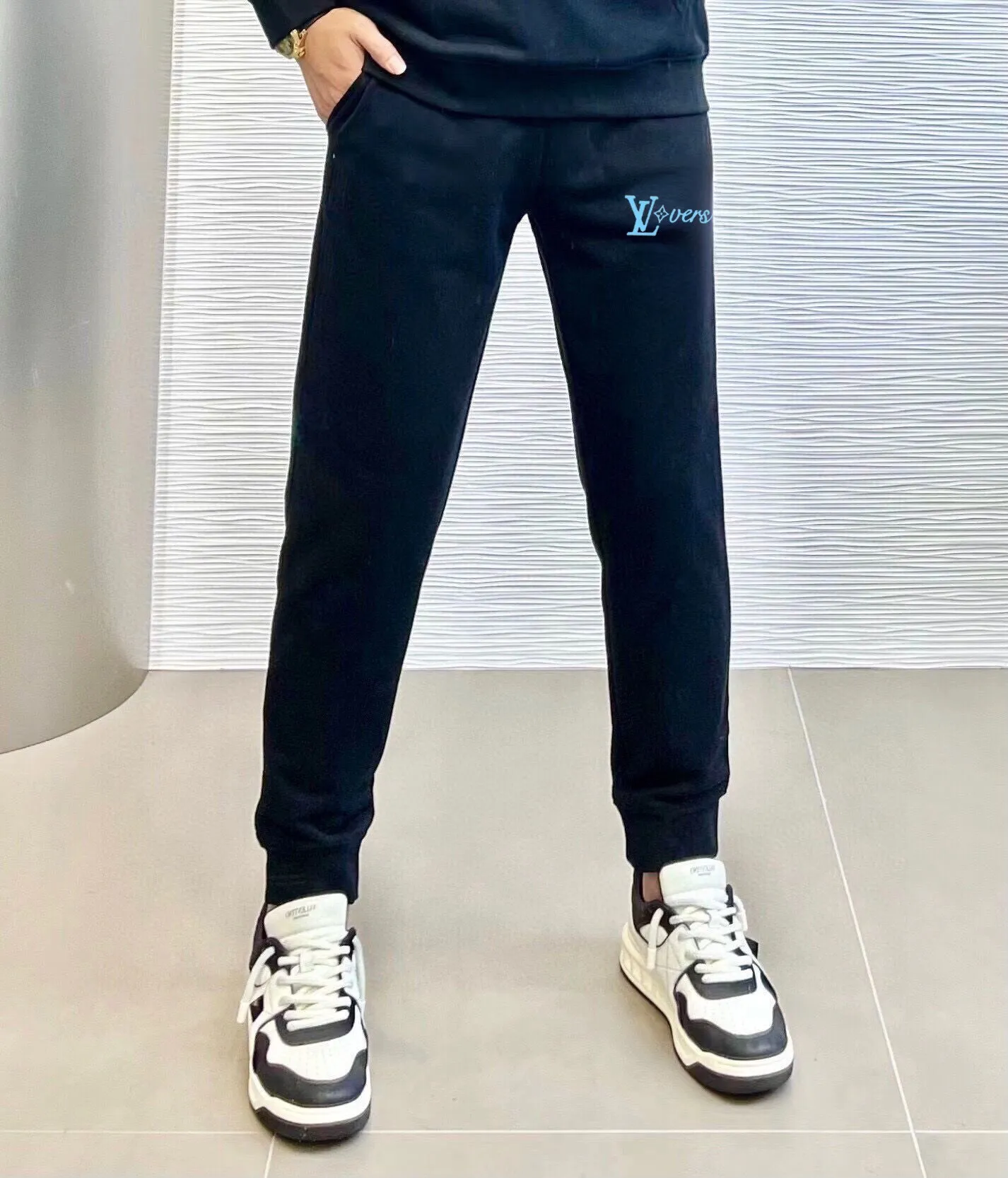 🅿️400 direct batch [LV Louis Vuitton] (Fat Man Gospel) hot-selling suit is coming. Focus on the original version of the official website. 2025 new hot-selling sweatshirt suit. The original order is the best. 🇭🇰The meticulous work of top designers. Just for a fitting and perfect upper body effect. 100% natural high-quality Roman cotton, close-fitting comfort, noble and elegant! Original hardware embodies elegance and nobility! Counter size: M-5XL (maximum wear up to 220 pounds)